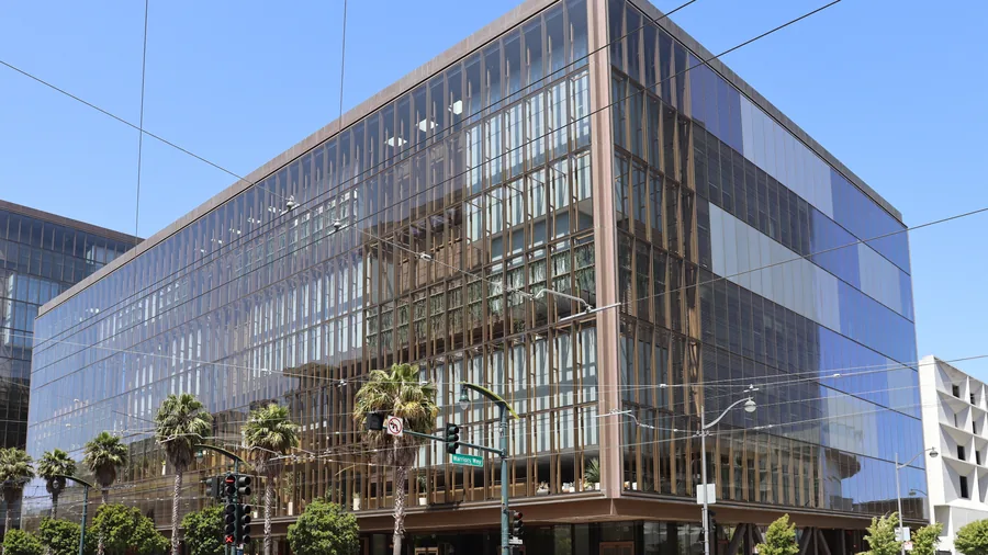 Der gläserne Firmensitz von OpenAI an der Third Street in San Francisco bei blauem Himmel