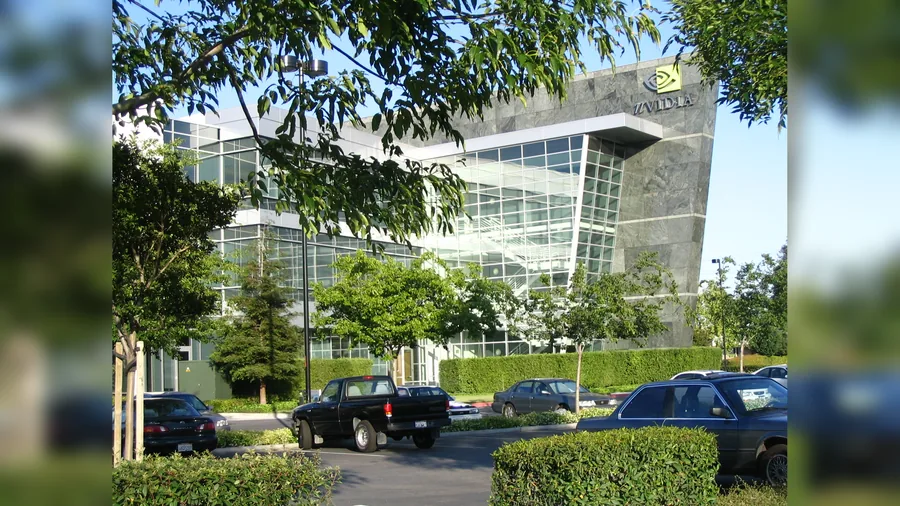 Blick auf den Firmensitz von Nvidia mit Firmenlogo an der Fassade