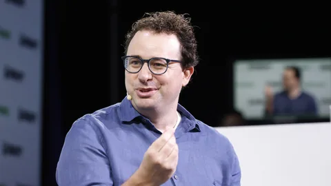 Dario Amodei, Chef von Anthropic, spricht mit Headset auf einer Bühne bei TechCrunch Disrupt 2023