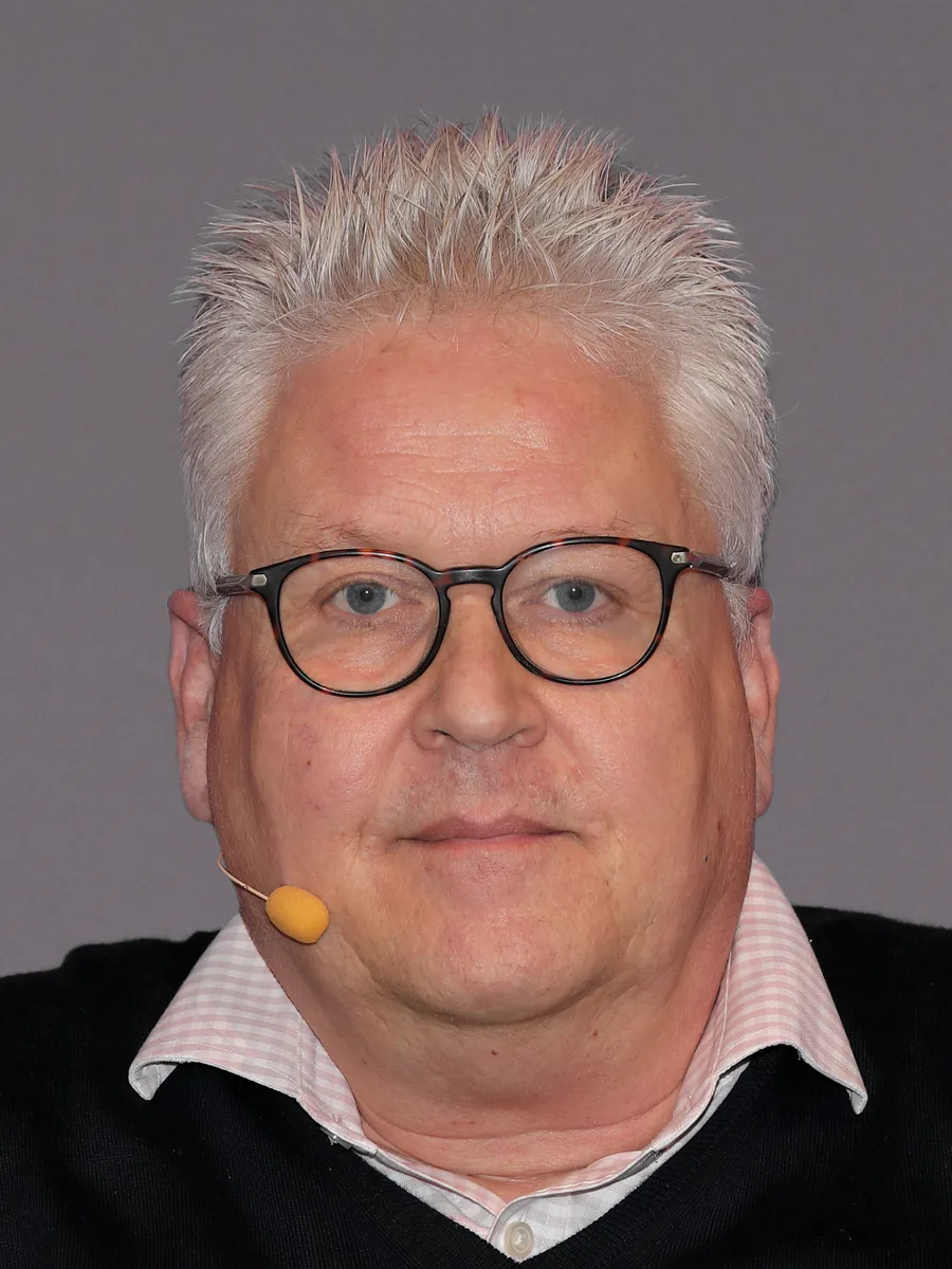 Sepp Hochreiter, KI-Forscher an der JKU Linz, mit Brille und Headset bei der Buch Wien 2025