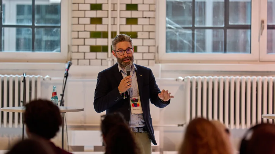 Matthias Kettemann, Rechtswissenschafter an der Universität Innsbruck, spricht mit Mikrofon vor Publikum bei der re:publica 2025