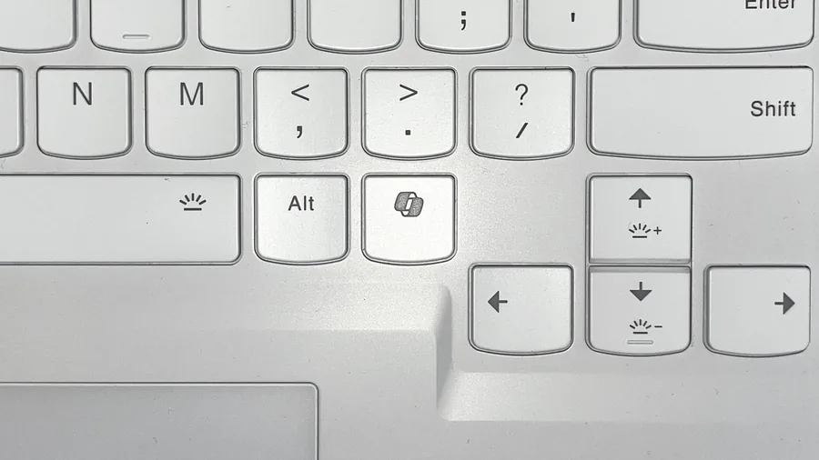 Laptoptastatur in Weiß, rechts neben der Alt-Taste sitzt die Copilot-Taste mit dem bunten Copilot-Zeichen