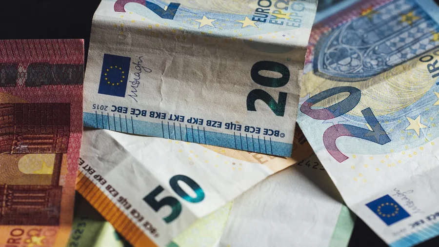 Mehrere Euroscheine liegen übereinander, ein 20-Euro-Schein und ein 50-Euro-Schein sind gut zu erkennen