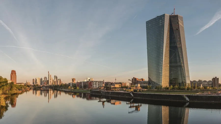 Der Turm der Europäischen Zentralbank in Frankfurt am Fluss Main im Abendlicht