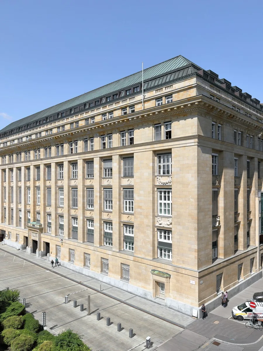 Das Hauptgebäude der Oesterreichischen Nationalbank in Wien bei Sonnenschein
