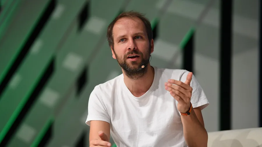 Ecosia-Gründer Christian Kroll im weißen T-Shirt auf der Bühne des Web Summit 2019 in Lissabon