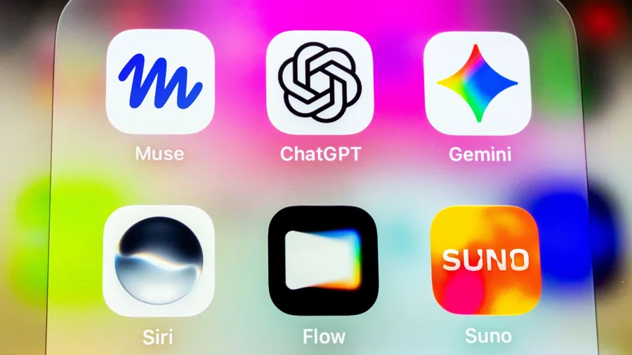 Nahaufnahme eines Handys mit den App-Symbolen von Muse, ChatGPT, Gemini, Siri, Flow und Suno