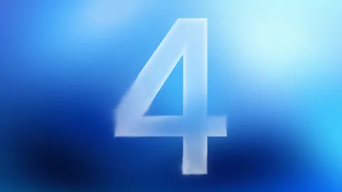 Eine große, weiße Ziffer 4 vor einem verschwommenen blauen Hintergrund