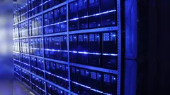 Serverracks mit blauer LED-Beleuchtung in einem Rechenzentrum