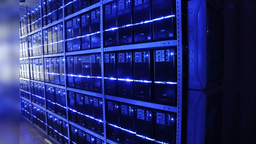 Serverraum eines Rechenzentrums mit Netzwerkverkabelung