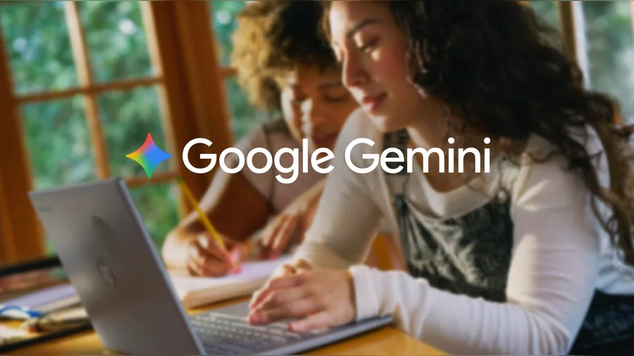 Zwei junge Frauen lernen an einem Tisch mit Laptop und Heft, darüber der Schriftzug Google Gemini