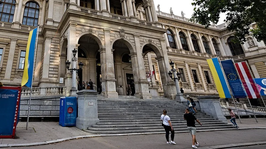 Haupteingang der Universität Wien am Ring mit Freitreppe, Studierende gehen die Stufen hinauf