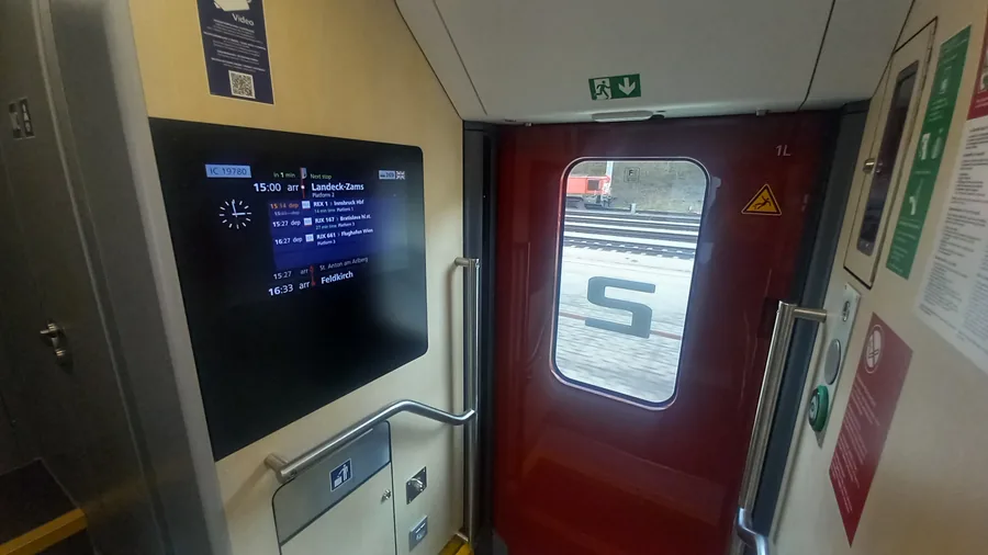 Einstiegsbereich eines Railjets mit Anzeige der nächsten Halte und rotem Türfenster