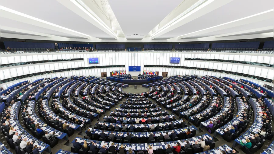 Der Plenarsaal des Europäischen Parlaments in Straßburg mit blauen Sitzreihen