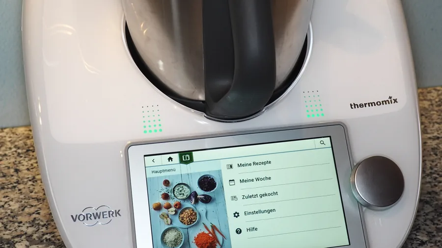 Thermomix TM6 von vorne, am Bildschirm das Hauptmenü mit Meine Rezepte und Meine Woche